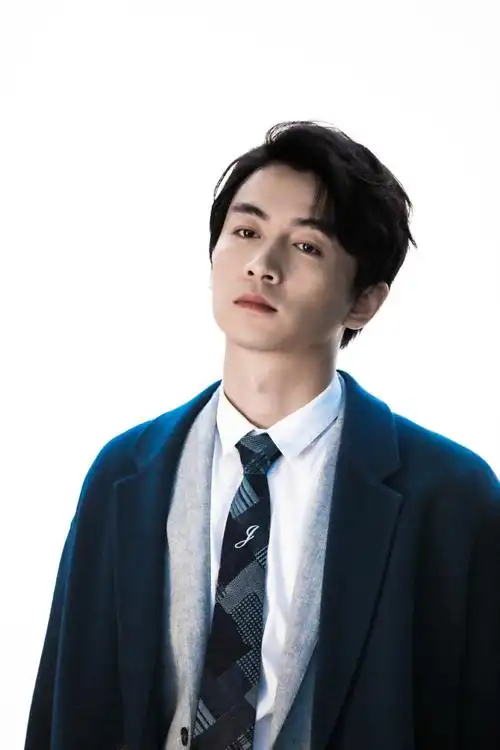 陈晓许耀花絮照##陈晓许耀西装剧照