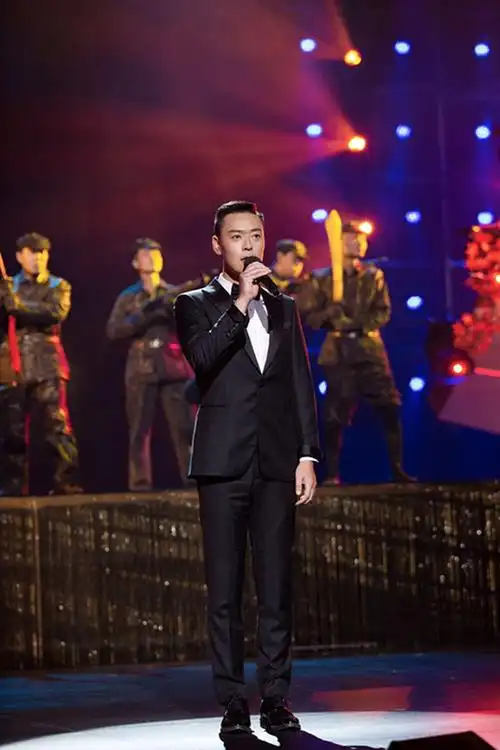 张桐携新作觉醒年代绝境铸剑亮相百日展播