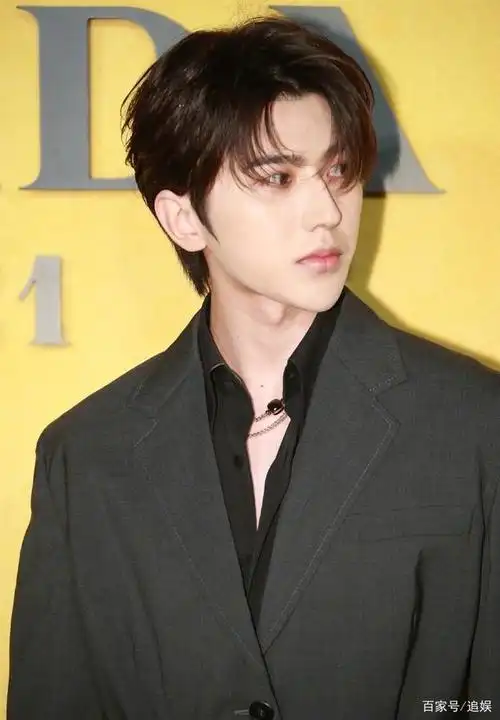 蔡徐坤神仙般的颜值路透生图太可了怼脸拍也没在怕的