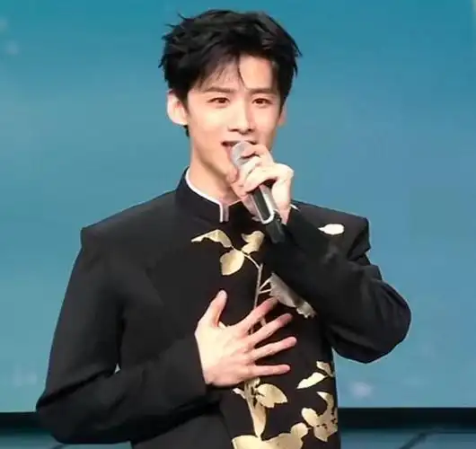 白敬亭春晚走位风波升级官方已删除镜头网友评论区太精彩