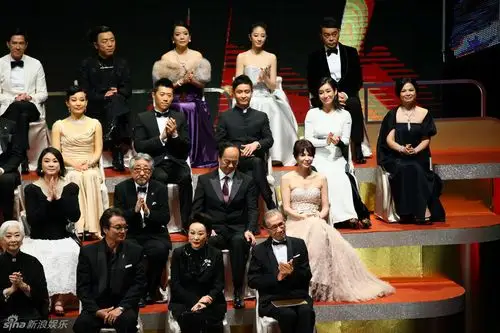 组图:金马奖历届帝后齐聚舞台颁最佳影片_高清图集_新浪网