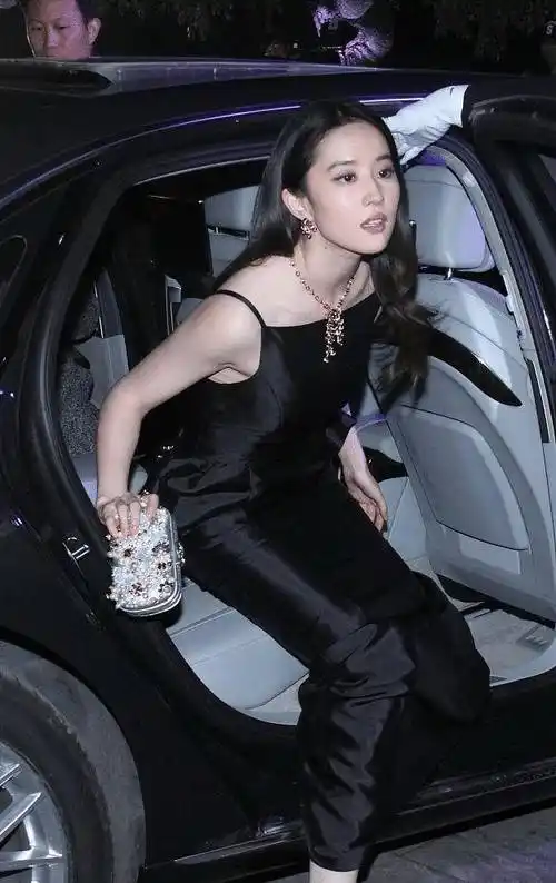 刘亦菲难逃中年发福!穿吊带长裙暴露手臂粗壮,看着有120斤.