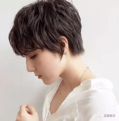 2021流行蓬松烫短发