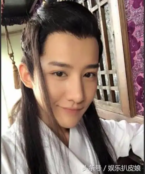 凤囚凰关晓彤后宫三千男佳丽被批丑唯独柳色颜值超越鹿晗