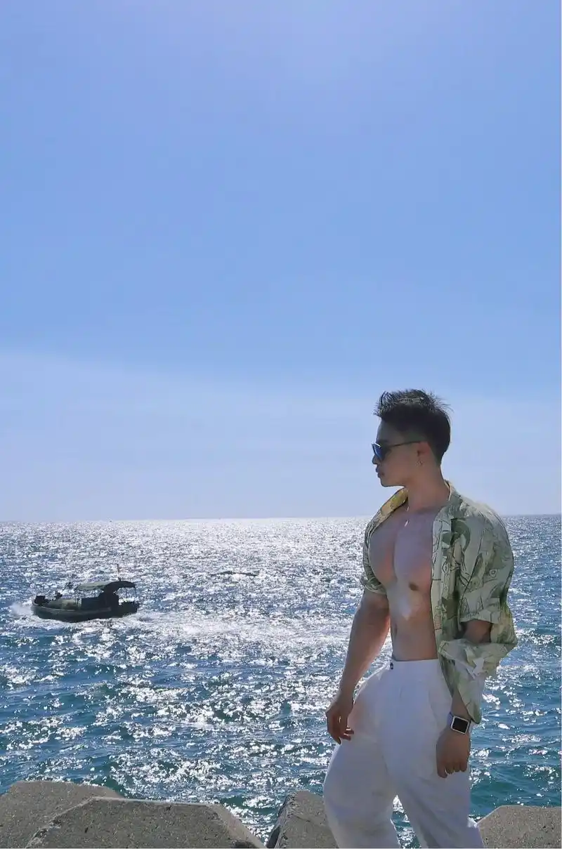 我也曾想诗意地活着#海边拍照 #一起看海 #肌肉男写真 #海 - 抖音