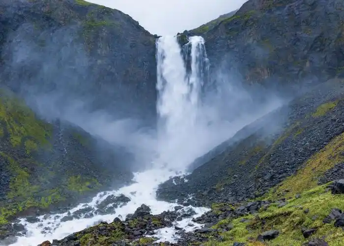 长白山瀑布:高度为68米.