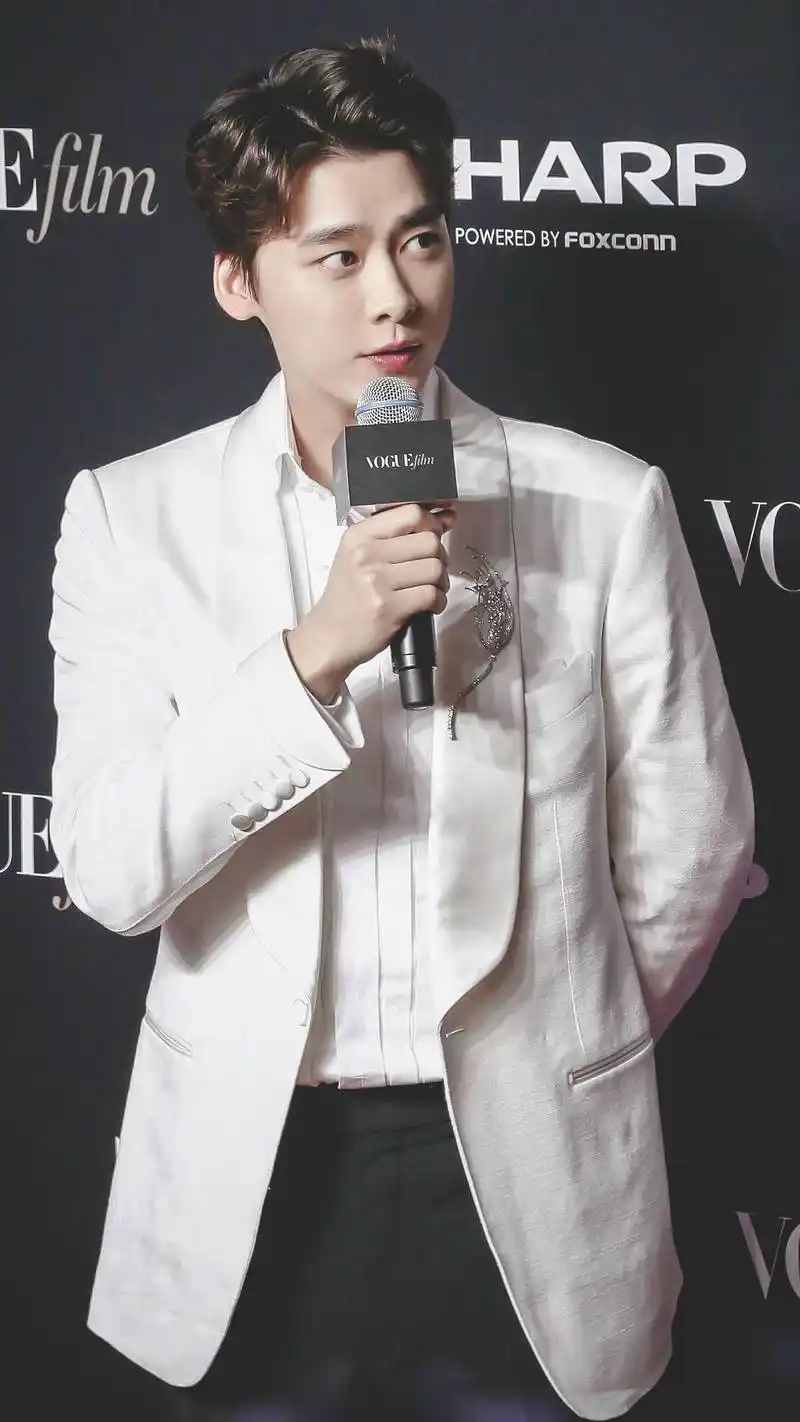 身穿白色西装的李易峰,简直就是白马王子