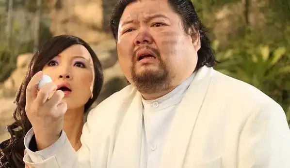 黄渤搭档去世,留下1980万元房贷,妻子为其还房贷每天只吃一餐