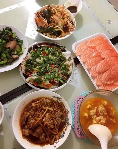 今天的晚餐可丰盛了呢!妈妈的脸上无时无刻都洋溢着甜甜的笑容