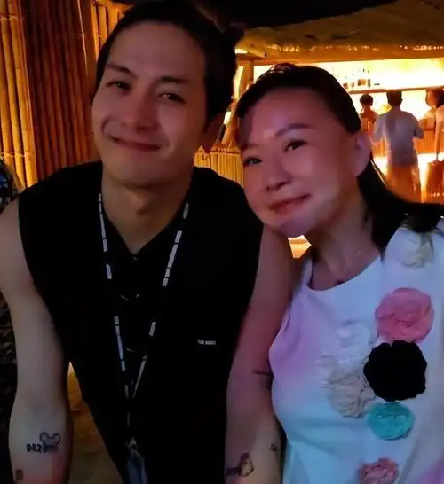 王嘉尔庆祝30岁普吉岛举办生日派对和父母好友跳舞放烟花