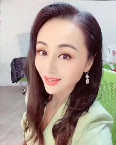 昔日主持一姐曹颖近照,44岁的她成功减肥,瘦成锥子脸判若两人!