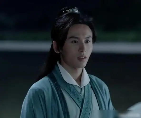 原来阿絮的衣服也很多,只不过隐藏得比较深,不仔细