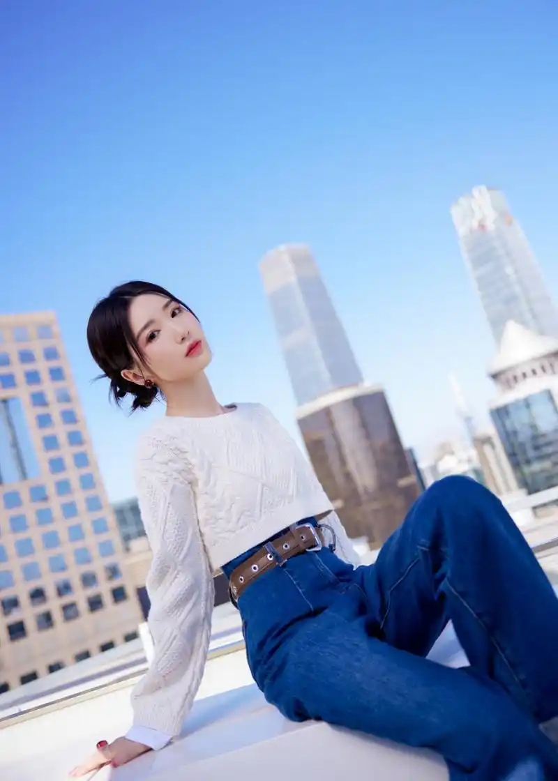 毛晓彤晒秋季造型,穿露脐毛衣搭配高腰牛仔裤,显瘦又显身高,妆容精致