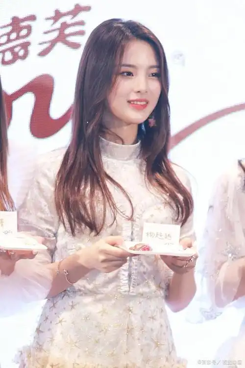 25岁杨超越,饱满有料如此性感!谁会不喜欢!