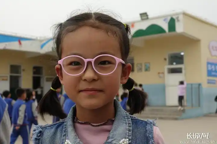 一年级的小女孩 蔡洪坡摄