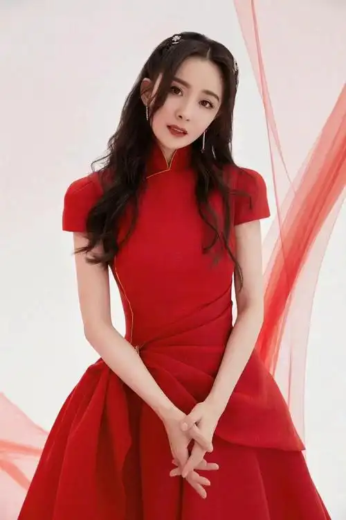 杨幂,红裙尽显完美身材!__财经头条