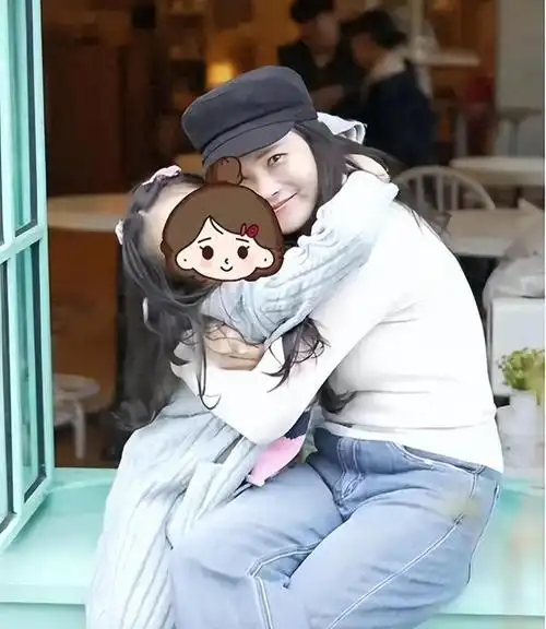 秦昊老婆跑韩国打水光针56岁伊能静满脸针眼感慨真的很痛