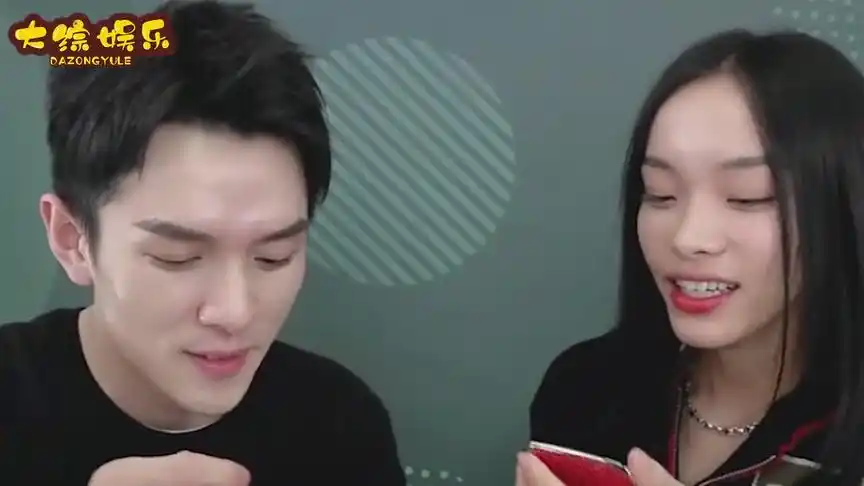 李佳琦直播歌手酷girl刘柏辛李佳琦给她涂口红表示从小就是学霸