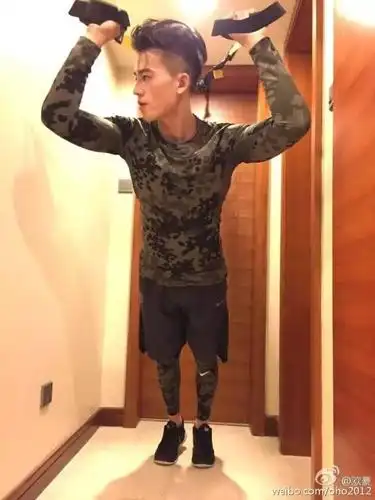 肌肉感爆棚,微博的日常内容就是健身.