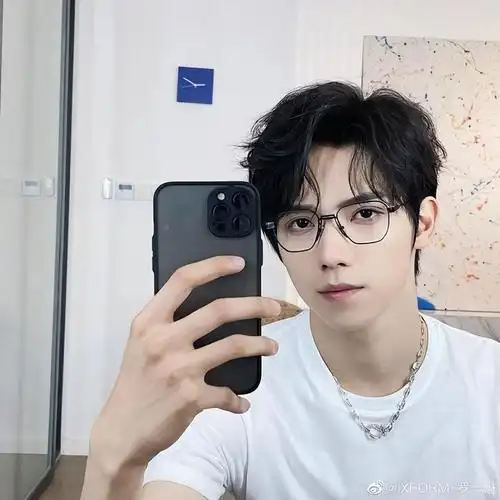 中戏举办毕业典礼,胡先煦晒学士服照,罗一舟作为毕业生代表发言