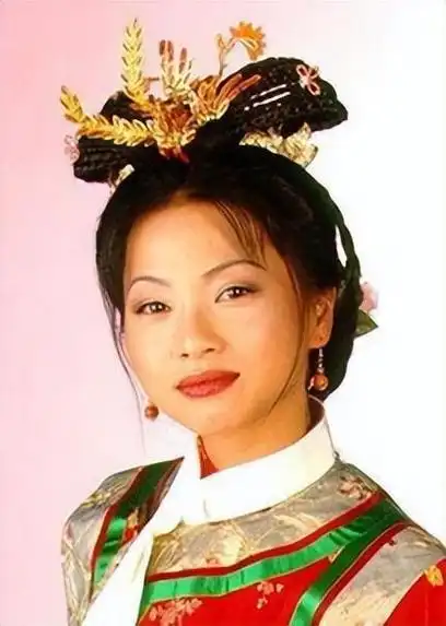 可是在后来的时间里,刘玉翠得不到好的资源,一直充当绿叶,让她产生了