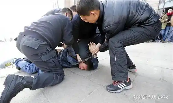 为什么警车出动时,要不断鸣笛呢?嫌犯不会闻声而逃吗?