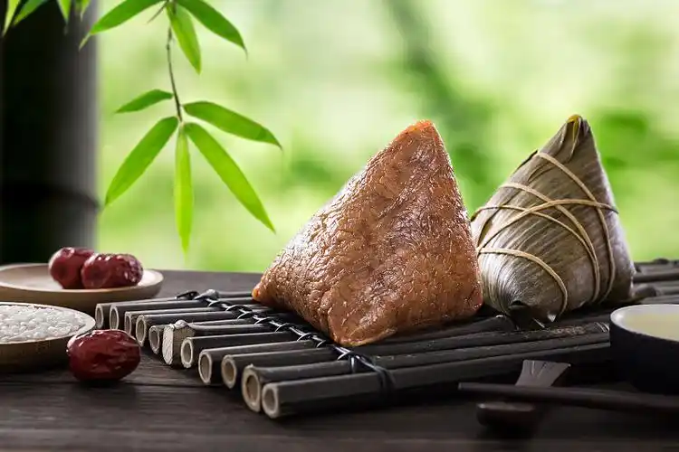 桌面摆放着的粽子图片下载