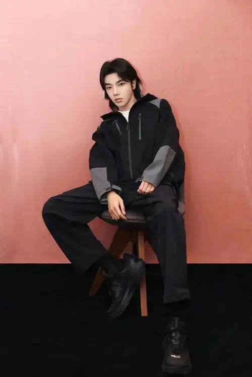 华晨宇狼尾挑染好绝