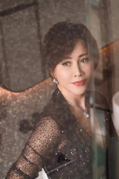 58岁的刘嘉玲,她用自己的行动告诉我们,年龄并不是限制我们热爱生活