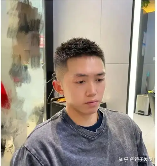 碎寸头也属于超短的一种男士发型,周边同样推的特别短,清清爽爽的很