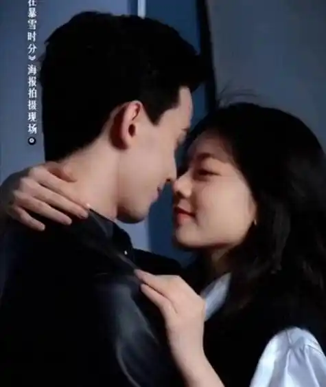 床头咚的一百种姿势,21岁赵今麦被吴磊亲得害羞,吻戏太过欲了!