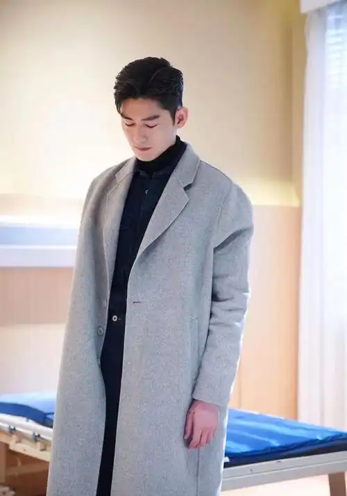 2021年学张翰穿衬衫针织衫毛呢大衣叠穿到位贼帅