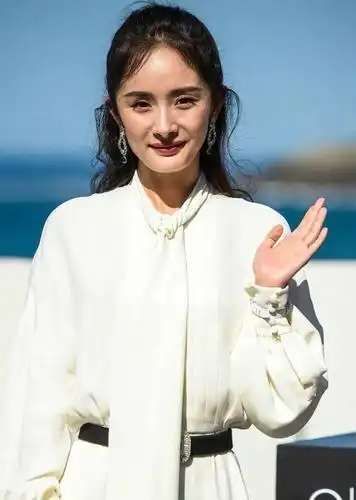 杨幂外网丑照传出,网友:修图师年薪一百万