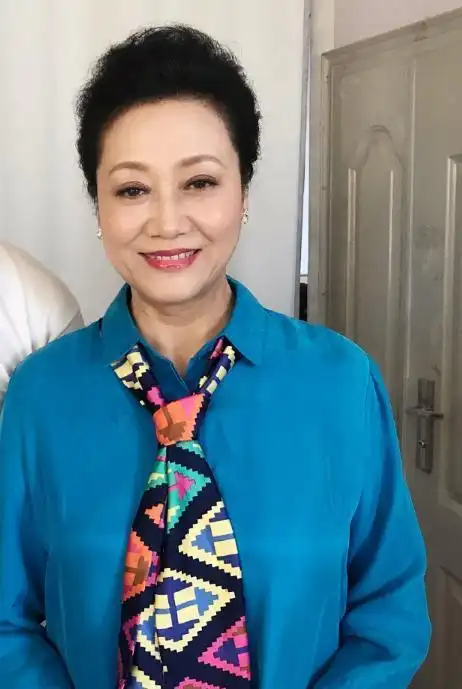 原创婆婆专业户王丽云,女儿离婚获上亿分手费,她如今却还在用老人机