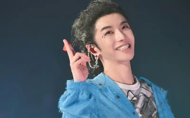 酷帅无比的华神华晨宇在舞台上霸气侧漏,舞台下是一位温文尔雅的小