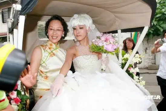 图文张卫健张茜大婚张茜仪态大方