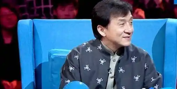 蹭千玺热度,伤病卖惨,70岁成龙再翻车,其实冯小刚早给他教训了_电影