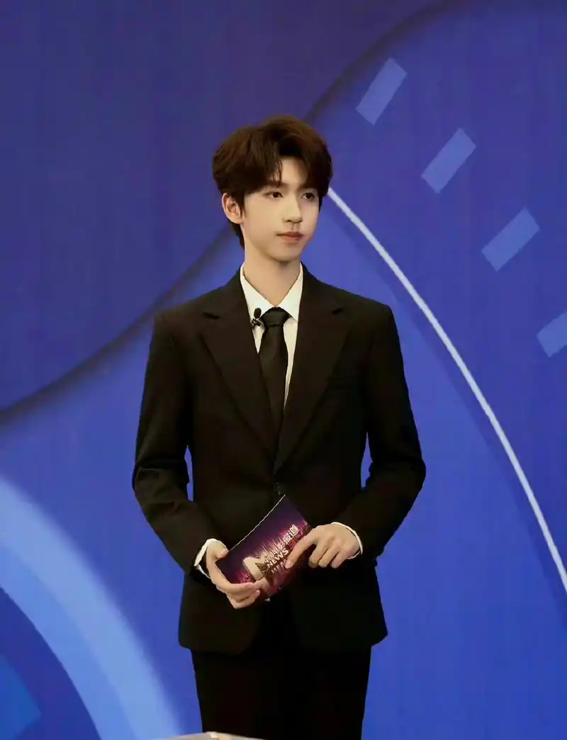 网友热议:时代少年团成员贺峻霖主持微博电影之夜后,又要参加香港回归