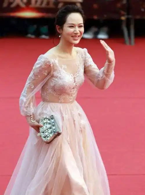 10月1日,有一位娱乐博主在网上发布了一篇关于杨紫走红毯旧照的帖子