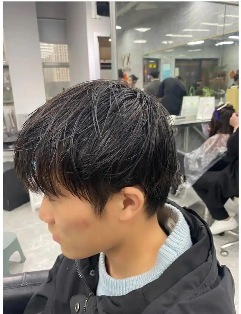 男士烟花烫,碎盖好打理出门,帅气一整天.