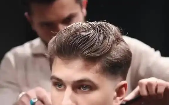 自然卷男神非常适合的蓬松背头,一抓就有纹理,简单又帅气