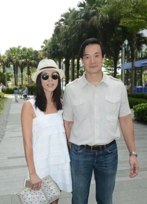 杨采妮夫妇合体,老公不帅但身材壮硕,她穿白裙扮美却瘦出年龄感_个人