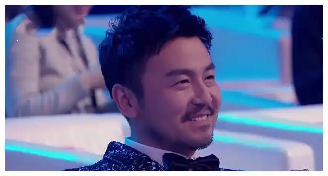 而雷佳音和郭京飞笑的更加明显,微笑中还透露出一丝"年轻真好"的即视