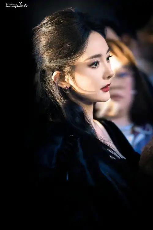 杨幂站姐再出神图,好完美伟大的侧颜!