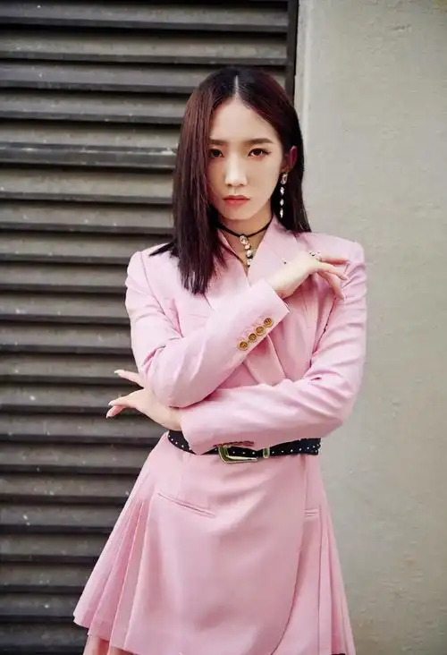 孟美岐粉系好诱人满满的女团时髦风蕾丝上镶上万钻