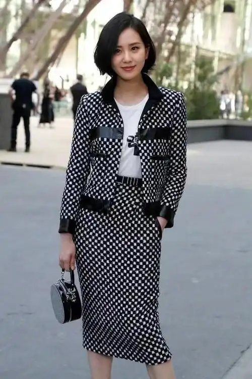 刘诗诗国外看秀大突破,剪短发变强势女强人,生图脸比路人小一半|发型