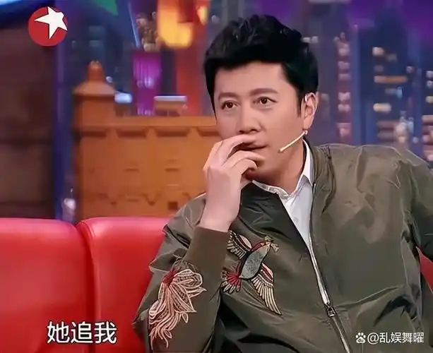 2002年,蔡国庆在巡回演出时意外碰到了他的粉丝——秦娟,一个富有且