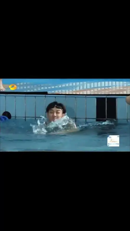 黄子韬狗刨式游泳,动作太好笑,给他加油的杨幂忍不住笑容