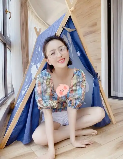 佟丽娅私底下更少女,穿格纹泡泡袖衫配短裤,笑容甜美嫩回18岁