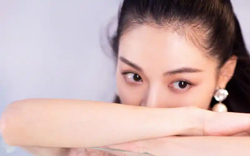 钟楚曦明艳动人写真图片桌面壁纸_大陆明星_壁纸下载_美桌网